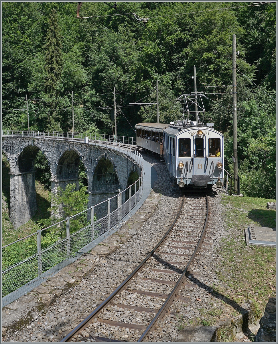 Auch der Besitzer der Strecke der Blonay-Chamby Bahn, die MOB, war den Winter über nicht untätig: bei Cornaux wurden etliche hundert Meter Gleis erneuert, bei Chantemerle bereits Schienen zum gleiche Zweck abgeladen und besonders hervorzuheben: Die Reparatur des Baye de Clarens Viadukts hat endlich begonnen; das Viadukt in nun eingerüstet. Somit muss man in der Saison 2023 auf Bilder dieser Art verzichten: 

Der MOB BCFe 4/4 11 ist mit einem Personenwagen bei Vers chez Robert auf der Fahrt nach 
Chaulin.

4. Juni 2022

