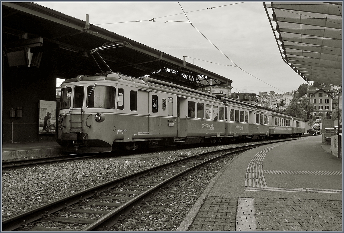 Auch farblos, allein der Form her wegen einen Blick wert: der MOB ABDe 8/8 4003  BERN .
Montreux, den 5. Juni 2017