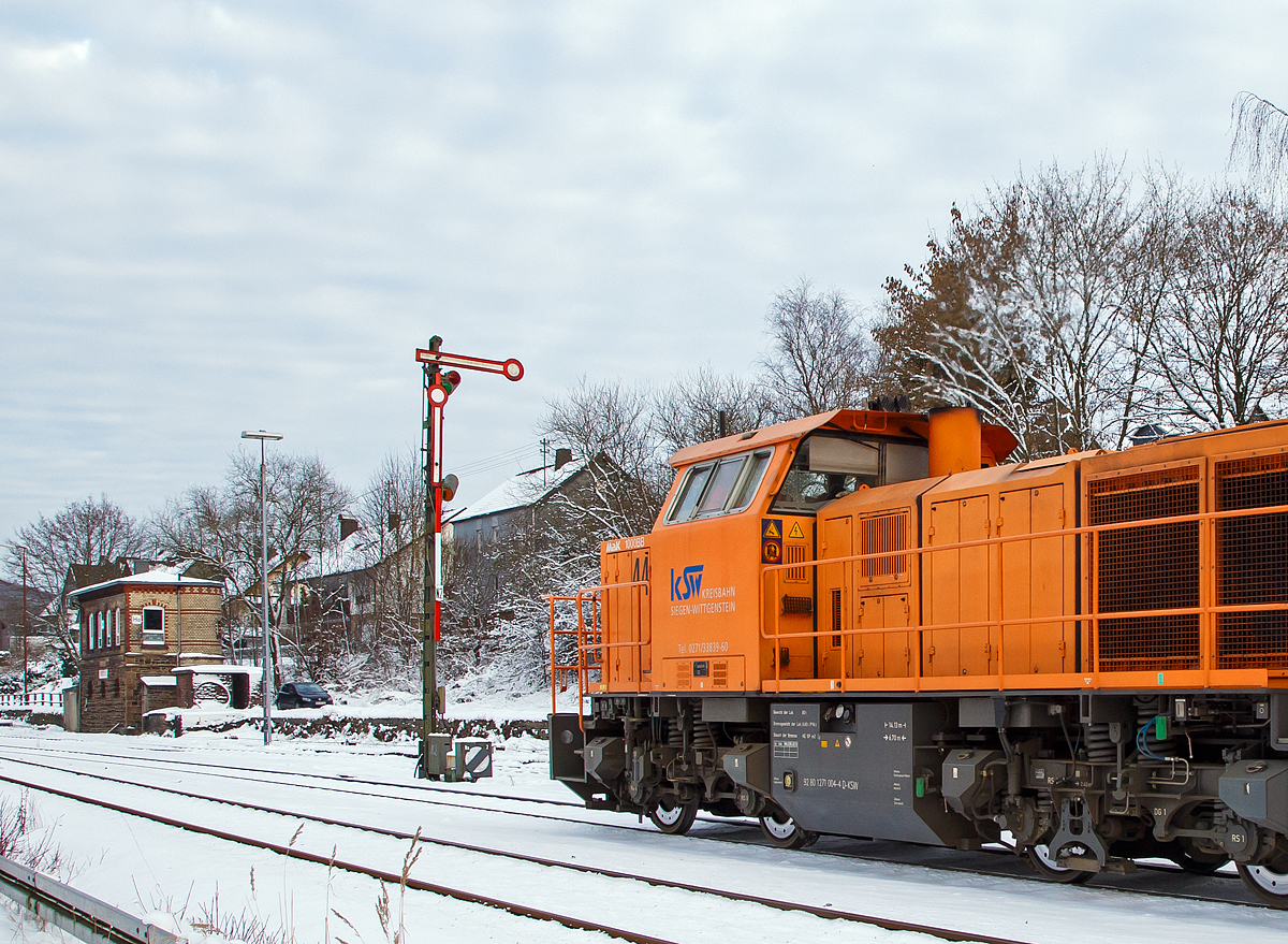 
Auch wenn das Ausfahrtssignal (N2) auf Gleis 2 Hp 0 („Halt!“) zeigt, so darf die Lok 44 der KSW -Kreisbahn Siegen-Wittgenstein (92 80 1271 004-4 D-KSW) mit ihrem Coilgüterzug, in Rangiergeschwindigkeit weiter fahren, denn das kleine Schutzsignal (Sh) zeigt Signal Sh 1 - Fahrverbot aufgehoben. 