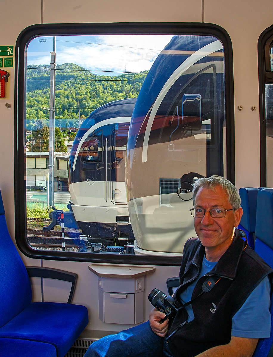 
Auch wenn es zur Arbeit geht, hat ein echter Bahnfotograf immer sein Werkzeug dabei.
Gleich „surfen“ wir noch gemeinsam hinab nach Vevey...
Im Hintergrund stehen am 21.05.2018 im Bahnhof Blonay nach zwei weitere MVR SURF (Stadler SURF ABeh 2/6).