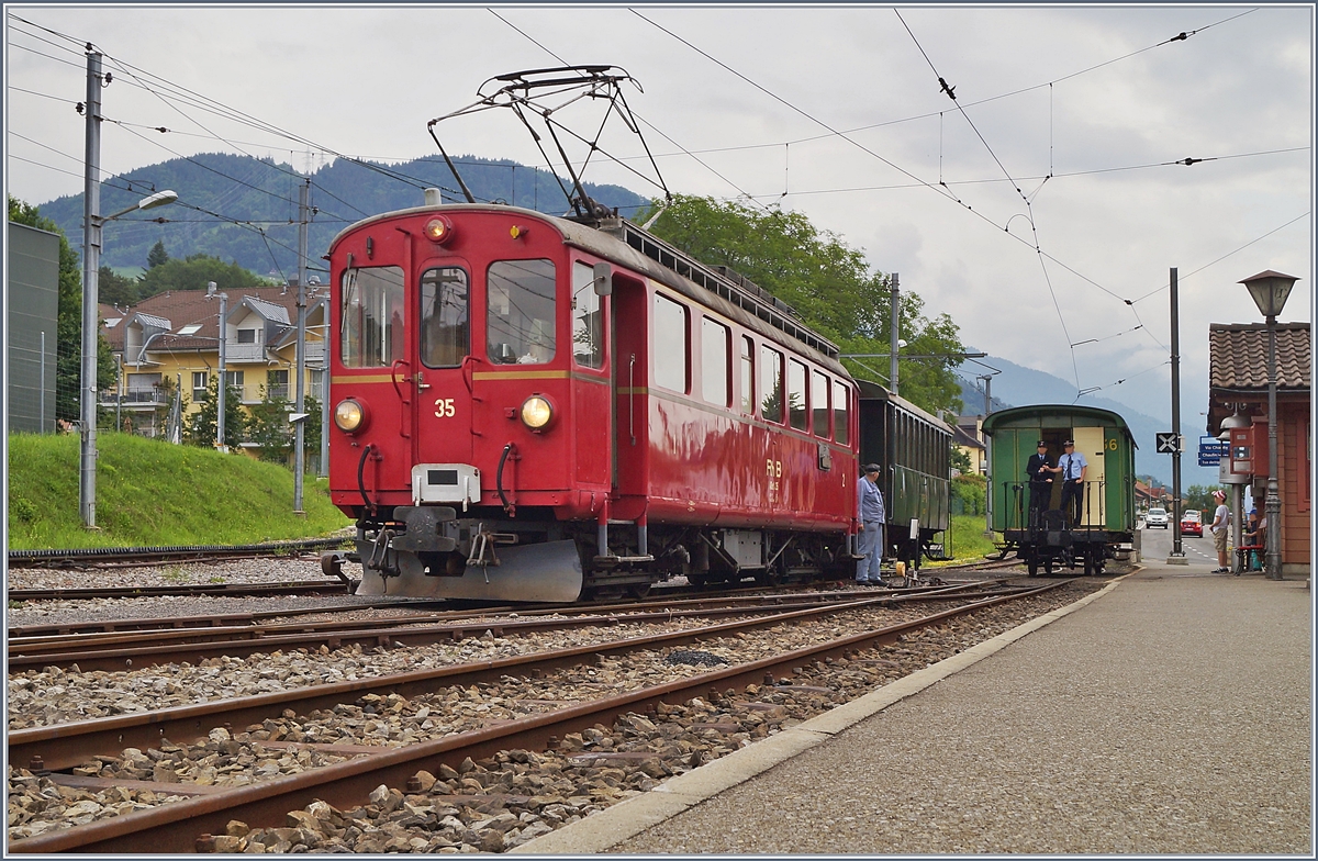 Auch wenn das wundersch�ne Mega Steam Festival 2018 leider schon zu Ende ist, die BC f�hrt auch dieses Jahr, wie in den vorangegangen 49 Jahren jeweils am Wochendende: Das Bildzeigt  den RhB ABe 4/4 N� 35 i Blonay beim Rangiernen.
17. Juni 2018