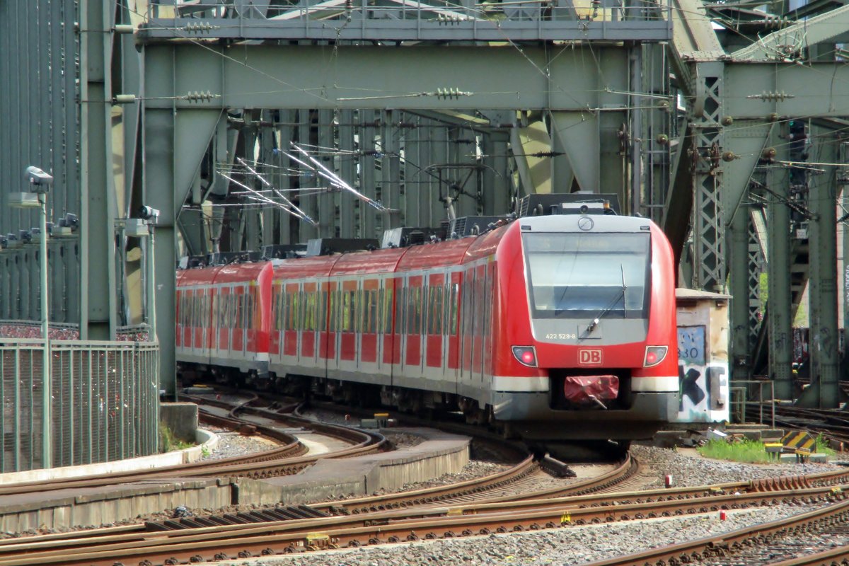 Auf die Br�cke! DB 422 529 verl�sst am 28 April 20-18 K�ln Hbf. 