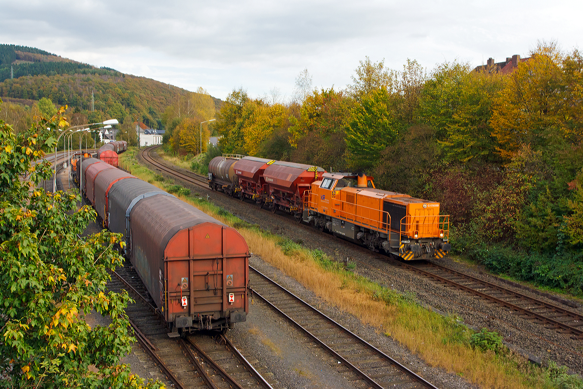 
Auf dem Weg nach Hause am 15.10.2014, sah ich dass das Einfahrtsignal auf Hp 2 stand, so musst ich nur kurz warten und die Lok 46 (92 80 1277 807-4 D-KSW) der Kreisbahn Siegen-Wittgenstein (KSW) kam mit drei Güterwagen, über die Hellertalbahn (KBS 462) aus Richtung Burbach-Würgendorf, in Herdorf an. 

Links auf dem KSW-Rangierbereich ist bereits die Lok 42 der KSW (92 80 1277 902-3 D-KSW) mit einem Coil-Güterzug angekommen. 

Nochmals einen freundlichen Gruß an den Lokführer der 46.