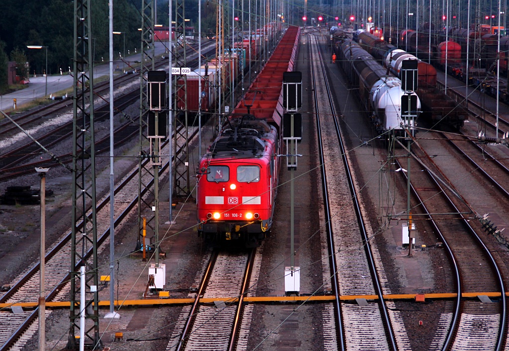 Auf dem Weg nach Koblenz schnell in Maschen Halt gemacht und so konnte die 151 106-2 mit Schwesterlok und einem Kohlezug fotografiert werden. 29.08.2012