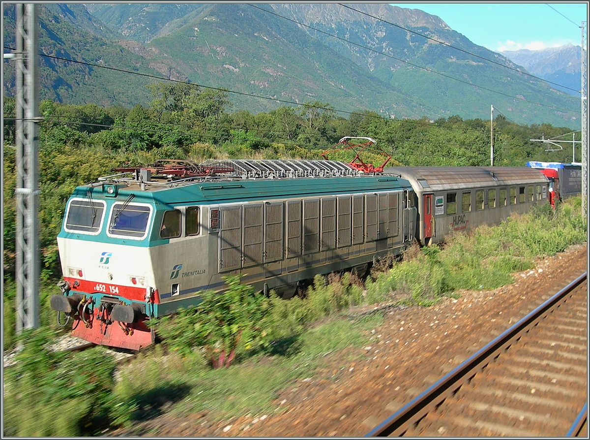 Auf einigen streckenabschnitten zwischen Domodossola und Verbania verl�uft die Strecke nach Novara paralel. Dank einem zu �ffnendne Fenster konnte ich so diese FS E652 154 mit einer RoLa ablichten, sozusagen ein Mitzieher (obwohl ich damals das Wort nicht kannte).
30. Aug. 2006