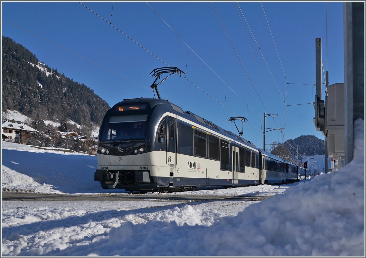 Auf der Suche nach Schatten für dieses Gegelichtbild fand ich den rechts im Bild noch etwas sichtbaren Fahrleitungsmast. Das Bild selbst zeigt den in Rougemont einfahrenden MOB Alpina ABe 4/4 9304 mit dem GoldenPass Panoramic PE 2215. 

11. Januar 2021