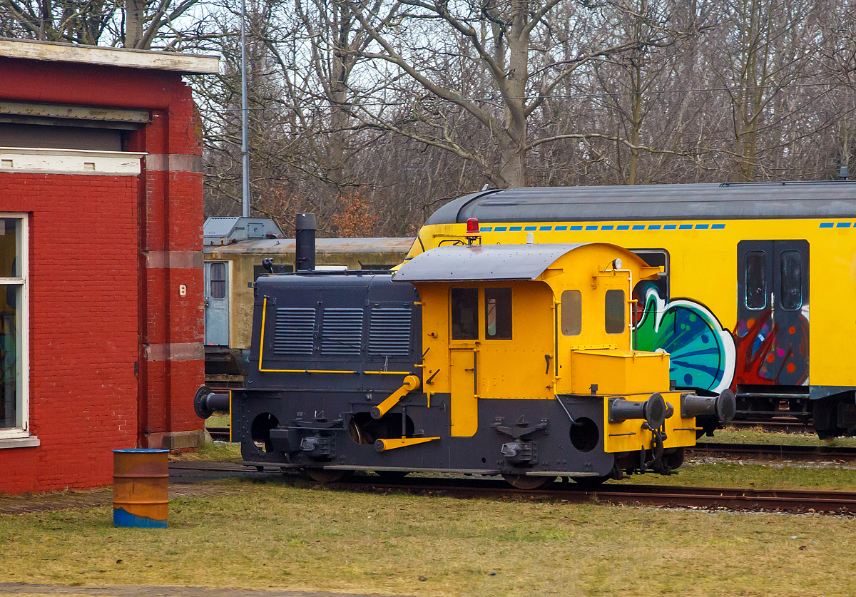 
Aus dem Zug heraus konnte ich am 31.03.2018 diese bei Haarlem abgestellt unbekannte kleine Diesellok vom Typ Sik der Serie 200/300 ablichten.
