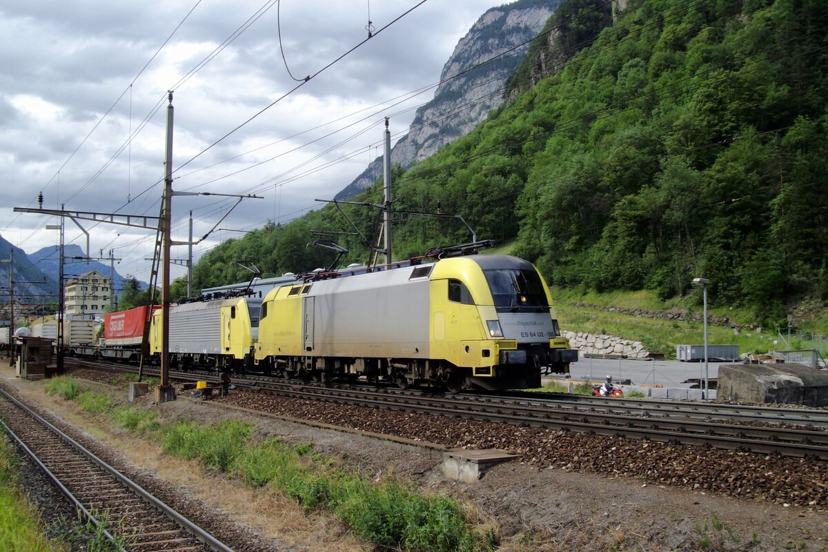 Ausfahrt von der kahler TX Log U2-095 aus Erstfeld nach G�schenen am 7 Juni 2009.