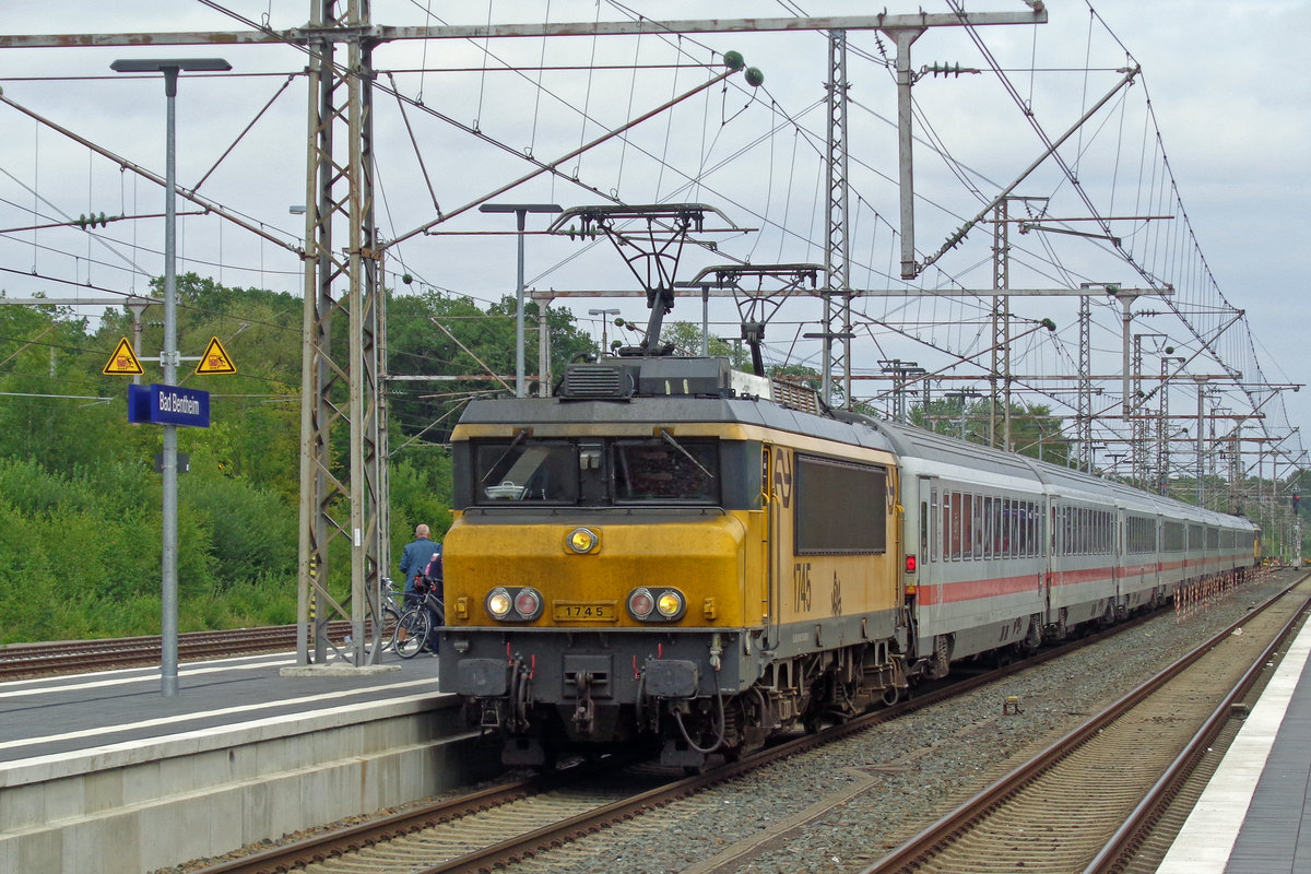 Ausfall! IC 145 von Amsterdam Centraal nach Berlin Ost führ am 15 Juli 2019 nicht weiter als Bad bentheim -ei8n Unfall auf die Deutsche Strecke sorgte dafür, dass in Bad bentheim kein DB 101 (notwendig für die Lokwechsel) anwesend war, so dass NS 1745 die IC-Garnitur wieder zurück in die Niederlánde zogen müsste.