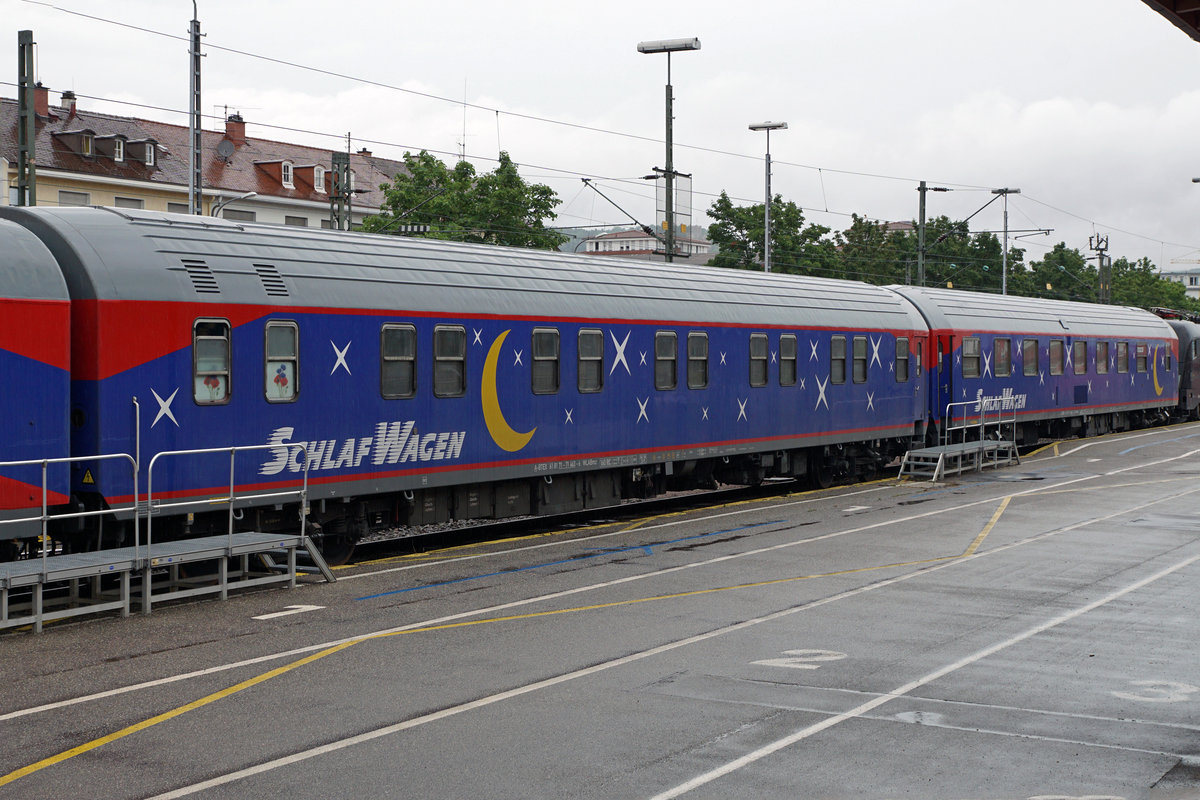 BAHN TOURISTIK EXPRESS
BTE AutoReiseZUG Hamburg - Lörrach
FERIENZEIT REISEZEIT
Impressionen
vom Autoverlad in Lörrach am 5. Juli 2018.
Auf die Rückfahrt nach Hamburg wartend.
Foto: Walter Ruetsch 
