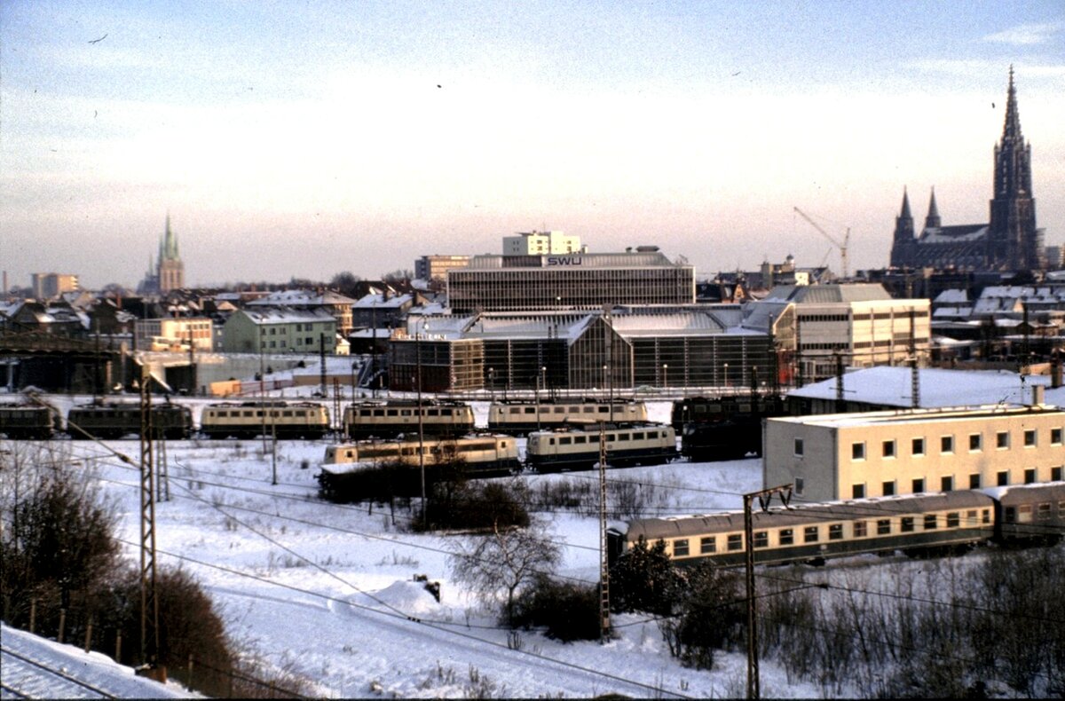 Bahnbetriebsgelände Ulm (ehemals) mit 151, 140, 150 und ggf.110 von der Straßenbrücke aus am 07.12.1980. Heute ist dort die Einfahrt in den Tunnel Stuttgart 21 und eine Abstellgruppe für Triebwagen.