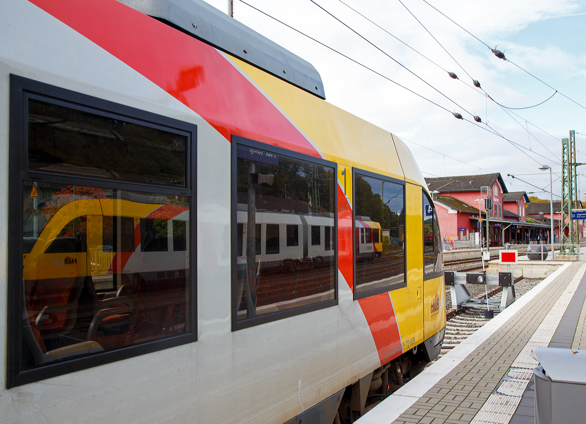 
Bahnhof Au (Sieg) am 07.10.2015: 
Ein LINT 41 der HLB spiegelt sich im anderen LINT 41 der HLB. 