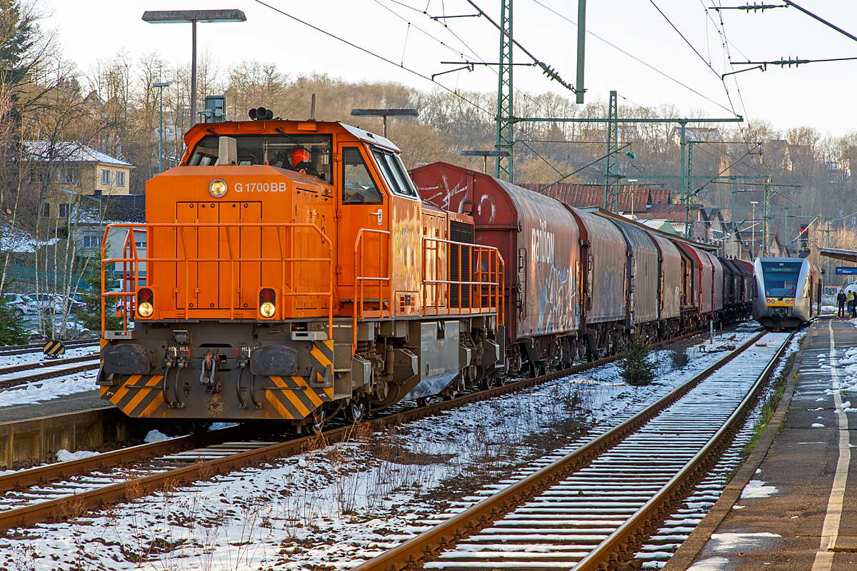 
Bahnhof Betzdorf/Sieg am 06.02.2015: 
Während ein GTW 2/6 der gerade auf Gleis 102 aus Neunkirchen via Herdorf eingefahren ist, wartet auf Gleis 103 die Lok 46 (92 80 1277 807-4 D-KSW) der Kreisbahn Siegen-Wittgenstein mit ihrem Coil-Güterzug auf das freie Ausfahrtsignal nach Herdorf.
