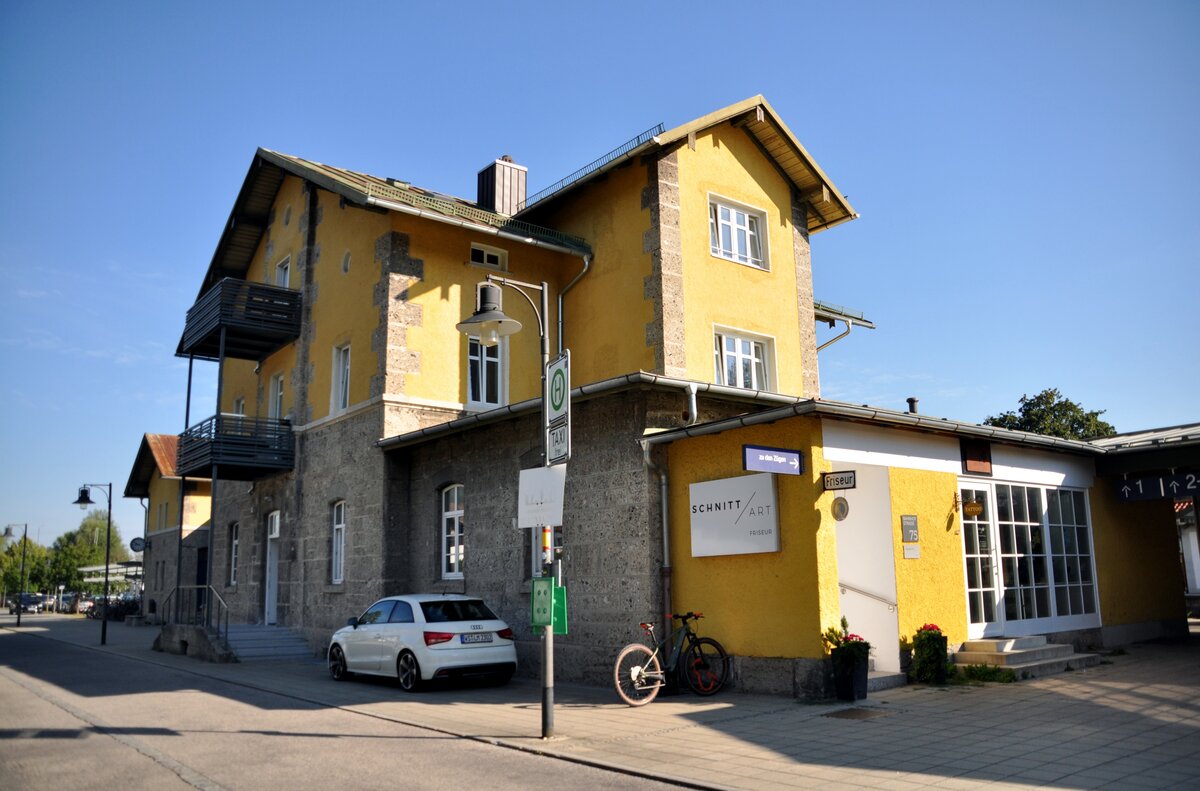 Bahnhof Brannenburg in Bayern, Straßenseite am 11.08.2022.