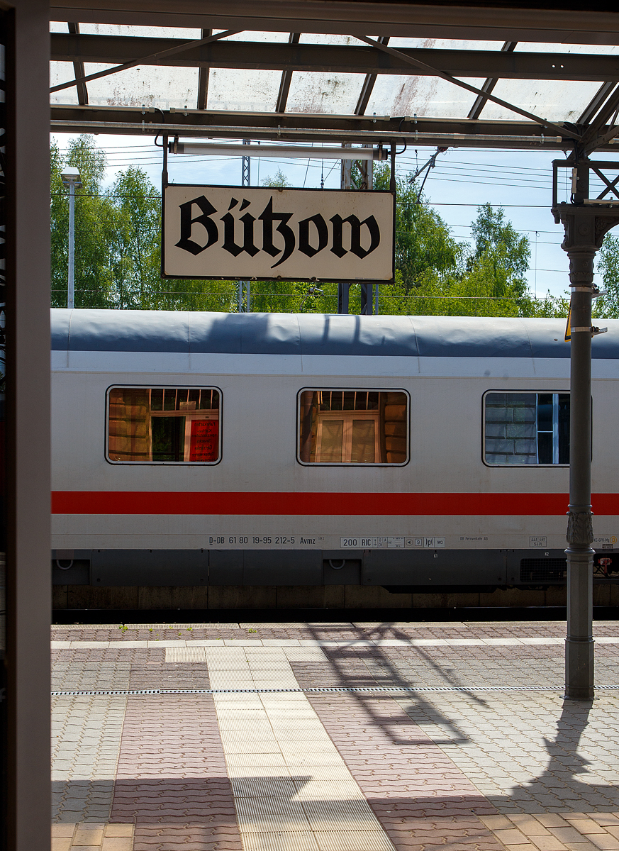 Bahnhofs-Impression am 16.05.2022 im Bahnhof Bützow.
Der IC 2238 (Leipzig Hbf - Warnemünde) ist eingefahren.
