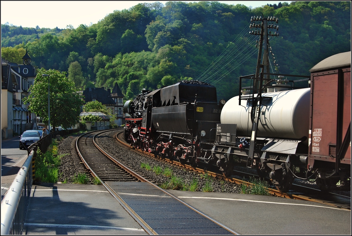 Balduinstein im Dampfbahnflair. 52 8106 der HEF f�hrt mit H�chstgeschwindigkeit durch den beschaulichen Ort. April 2009.