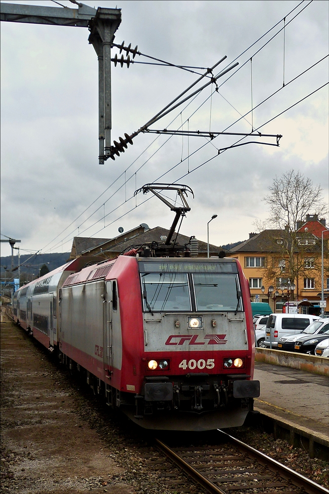 Bauarbeiten zwischen Ettelbrück und Luxemburg, CFL 4005 ist vor kurzem aus Richtung Troisvierges in Ettelbrück eingetroffen, und hat jetzt etwa noch eine Stunde Zeit bevor sie den Zug wieder in Richtung Norden zieht. Das Bild wurde aus einem Personenwagen auf dem Nebengleis aufgenommen.  11.03.2018  (Hans)