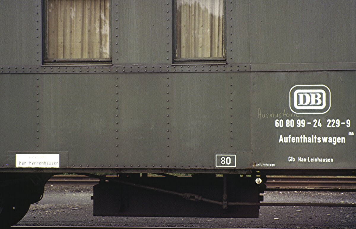 Bauzug-Doppelwagen 60 80 99-24 229-9 und 60 80 99-20 434-1 Aufenthaltswagen in Salzgitter-Bad, im August 1980.