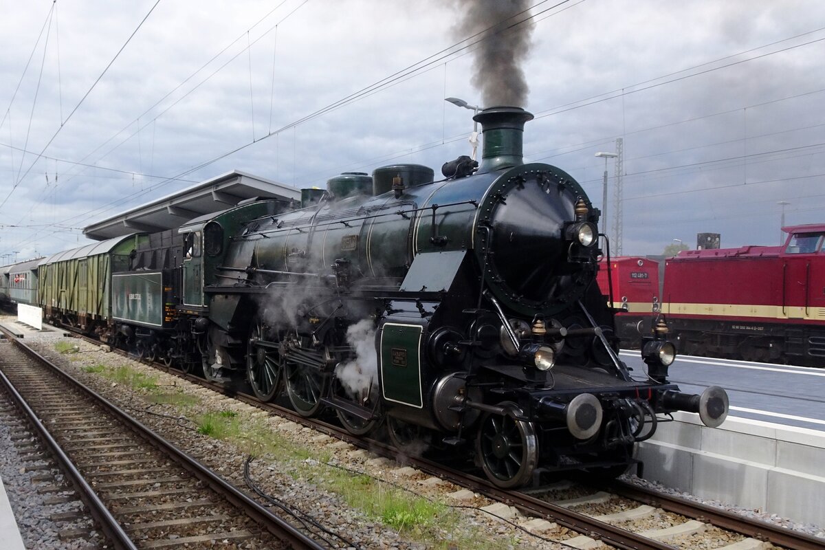 Bayerisches S 3/6 3673 zieht ein Dampfpendelzug aus das -leider- in Umbau befindeter bahnhof Nördlingens am 26 Mai 2022 während der Erstedition der Nördlinger Dampftage. 