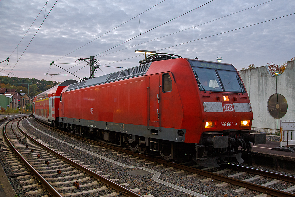 
Bedingt durch die Geiselnahme am Montag den 15.10.2018 im Kölner Hauptbahnhof, mit der daraus resultierenden bis in den Abend dauernden Vollsperrung des Hauptbahnhofs, waren vermutlich Zehntausende Reisende und Hunderte Züge betroffen.  
Auch hier in Betzdorf/Sieg waren die Auswirkungen sehr deutlich zu spüren. 

Mit über 2 Stunden Verspätung erreicht die 146 001-3 (91 80 6146 001-3 D-DB) der DB Regio NRW mit dem RE 9 (rsx - Rhein-Sieg-Express) Aachen - Köln - Siegen, den Bahnhof Betzdorf (Sieg). Eigentlich ist der Hbf Siegen das Endziel, aber durch die Verspätung war es nun Betzdorf, Reisende die weiter in Richtung Siegen mussten, waren gezwungen in die Regionalbahn (LINT´s der HLB) umsteigen. Nachdem der Lokführer von der Lok auf den Steuerwagen gewechselt hatte ging es gleich wieder retour.

