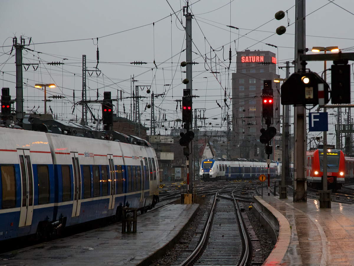 
Bedingt durch die Wetterlage war es am 08.02.2016 morgens um 9:46 Uhr in K�ln noch recht dunkel, zudem war es etwas am regnen,  aber diese, f�r mich neuen Gesichter, muss ich dann doch zeigen, auch wenn es nur „Hamster“ sind. 

Zwei gekuppelte neue f�nfteilige Bombardier Talent 2 (BR 9 442) der National Express Rail GmbH (NX Rail) verlassen am 08.02.2016 den Hauptbahnhof K�ln, als RE 7 „Rhein-M�nsterland-Express“ (Rheine – M�nster (Westf) – Hamm (Westf) – Hagen – Wuppertal – Solingen – K�ln – Neuss – Krefeld), in Richtung Krefeld. W�hrend hinten gerade zwei gekuppelte neue f�nfteilige Bombardier Talent 2 (BR 9 442) in den Hbf K�ln, als RB 48 „Rhein-Wupper-Bahn“ (Bonn-Mehlem - Wuppertal-Oberbarmen), einfahren.

Die National Express Rail GmbH (NX Rail) mit Sitz in K�ln ist die deutsche Tochtergesellschaft des britischen Verkehrsunternehmens National Express Group, kurz NX Group. Im Februar 2013 erhielt National Express zusammen mit IntEgro Verkehr im Rahmen einer europaweiten Ausschreibung den Zuschlag f�r den Betrieb der nordrhein-westf�lischen Nahverkehrs-Linien RE 7 „Rhein-M�nsterland-Express“ und RB 48 „Rhein-Wupper-Bahn“ ab dem Fahrplanwechsel Dezember 2015.

Noch ein Wort zur Kategorie BR 442, auch wenn diese Bombardier Talent 2 nun bei der Baureihenbezeichnung eine „neun“ davor stehen haben (anstelle der null), so sind die Z�ge �u�erlich Baugleich. So sehe ich hier keinen Grund daf�r neue Kategorien anzulegen. Der Grund liegt lediglich darin, dass die Nummernfolge voll belegt ist. So sind mittlerweile die Talent 2 im Deutschen Fahrzeugeinstellungsregister als 94 80 0442, 1442, 2442 und 9442 gef�hrt. Die Mittelwagen tragen die Baureihenbezeichnung 443/1443/2443/9443.

Bei anderen Triebz�gen wie zum Beispiel den FLIRT und den FLIRT 3 oder bei dem Alstom Coradia Continental BR 440 und BR 1440 macht es Sinn, da diese �u�erlich verschieben sind.