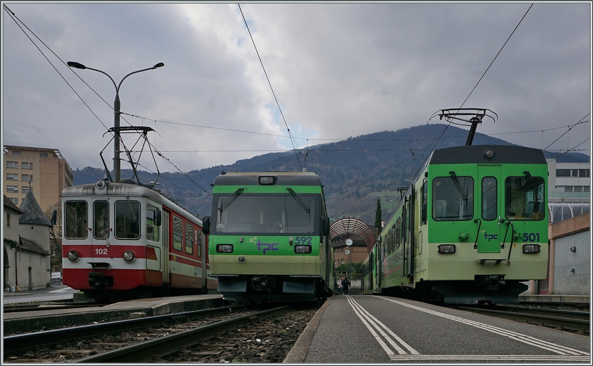 Bei der AOMC stehen Veränderungen an: schon ab April wird das Strom- und Zahnstangensystem den übrigen TPC Bahnen angepasst und in wenigen Jahren wird die Linienführung bei Monthey verbessert, so dass der hier zu sehende Bahnhof verschwinden wird.
 ex Birsigtalbahn  BDe 4/4 102, Beh 4/8 529 und BDeh 4/4 501 in Monthey. 
Für die umgestellte AOMC werden nur die Beh 4/8 angepasst, folglich werden die beiden links und recht zu sehenden Fahrzeuge in Kürze ausrangiert.
7. April 2016