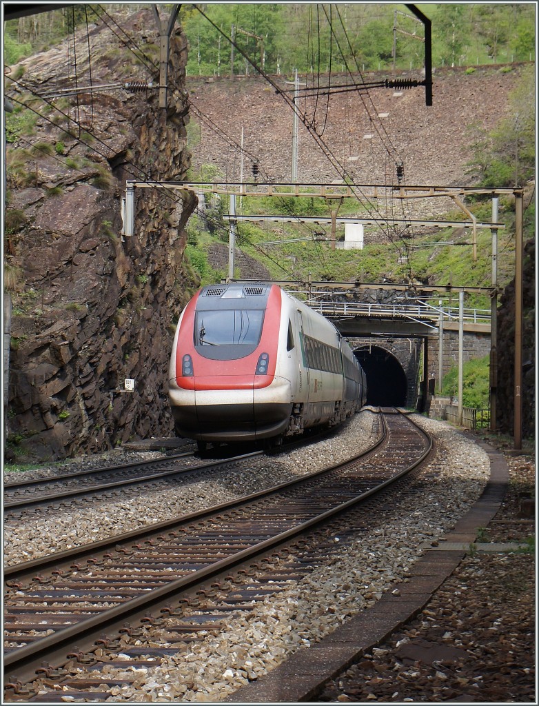 Bei der Blockstelle Piottino für ein Weg recht nahe ans Gleis, wo ich den ICN 672 von Lugano nach Basel fotografieren konnte. 
Der ICN befährt die Freggio Brücke und wird dann in den 1568 Meter langen Freggio Kehrtunnel eintauchen.
6. Mai 2014