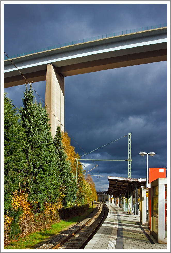 Bei dem tollen Licht war leider kein Zug in Sicht....
Die 105 m hohe Siegtalbr�cke (der A45) �berspannt das Siegtal, aber auch den Bahnhof Eiserfeld (Siegen-Eiserfeld) an der KBS 460 (Siegstrecke), wobei der Bahnhof eigentlich nur noch ein Haltepunkt ist. 
Aufgenommen am 09.11.2013 in Blickrichtung Siegen.

Hier muss man leider scrollen.