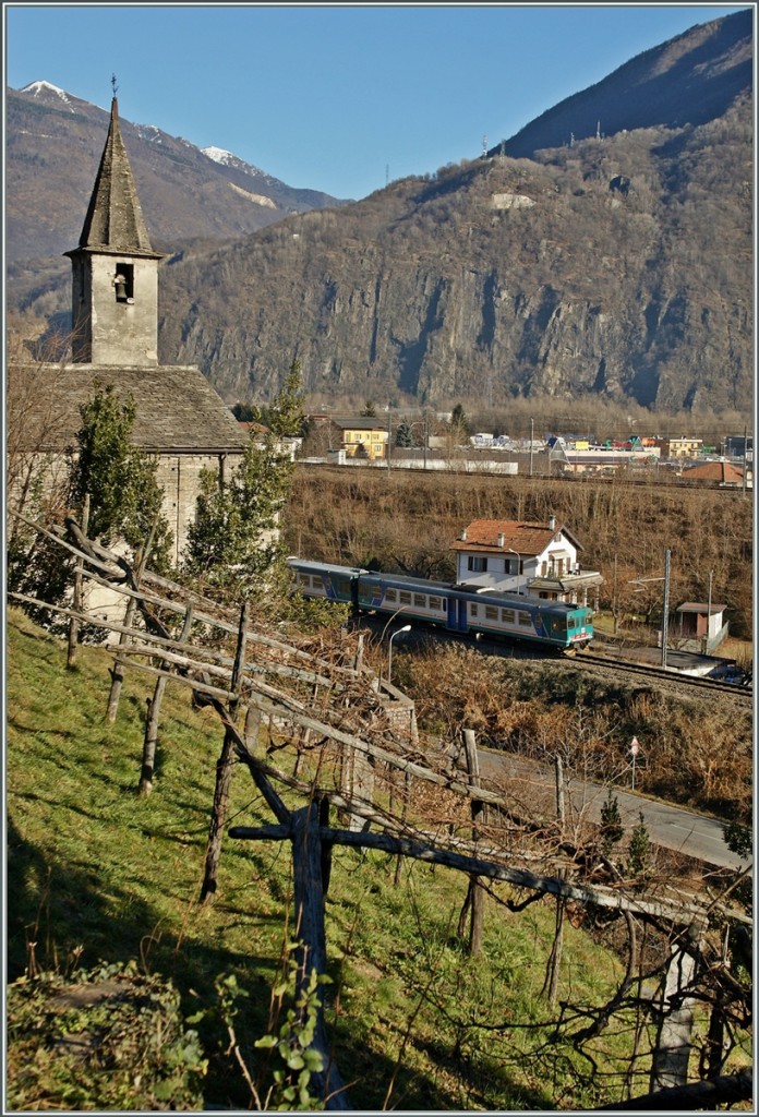 Bei der Kirche von San Quirico kommt der mit ALn 663 Dieseltriebwagen geführte Trenitalia Regionalzug 10381 zum Vorschein.
17. Dez. 2013