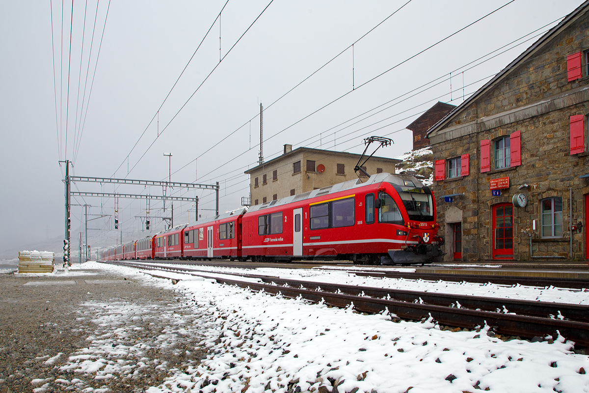 Bei Nebel....
Gef�hrt von dem ALLEGRA-Zweispannungstriebzug RhB ABe 8/12 - 3515  Alois Carigiet  f�hrt der Bernina Express am 02.11.2019 ohne Halt �ber den h�chsten Punkt der Strecke, die Station Ospizio Bernina (Bernina Hospiz). 
