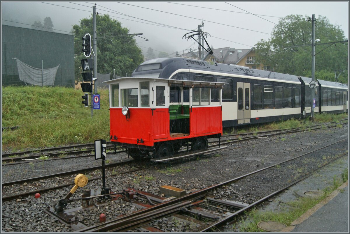 Bereits am frühen Morgen, noch vor der Ankunft des ersten Zugs ist die Dm 2/2 N° 3 «Le Biniou» unterwegs. Die kleine  Bretonische Draisine  ist auf Probefahrt und hat Blonay erreicht. Die Dm 2/2 N° 3 wird nach ihrer umfassenden Revision im Rahmen des Themenwochenendes 7./8. Sept. 2024 der Blonay-Chamby Bahn als einer der Höhepunkte eingeweiht und vorgeführt.

Ein kleiner Rückblick auf die Dm 2/2 N°3: die kleine , aber doch 3,5 Tonnen schwere Draisine wurde 1935 von Billard-Chatenay & Cie. Tours France gebaut und beim Réseau Breton eingesetzt, bis 1968 die Blonay-Chamby Bahn die Dm 2/2 übernahm

18. August 2024