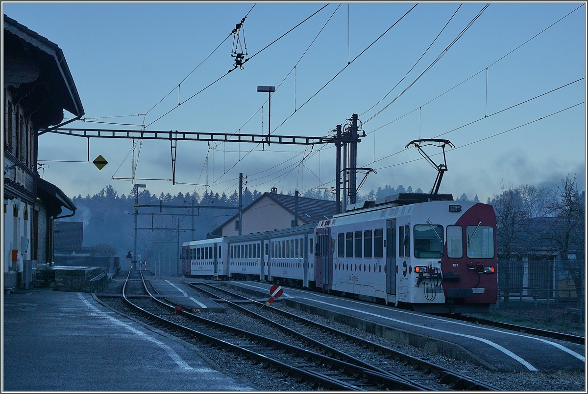 Bereits bei der Rückfahrt des Zugs als S 60 14955 hat sich der Nebel in Broc Village verzogen. Der Zug ist wie folgt formiert: (von hinten nach vorne) TPF Be 4/4 121, B 207, B209 und ABt 221. 

26. Nov. 2020