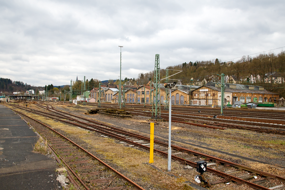 Blick auf das ehemalige AW (Ausbesserungswerk) Betzdorf (Sieg) am 11.04.2015. In den ersten Hallen (von rechts) waren bis 1984 noch die VT-Unterhaltung und die Gro�container-Ausbesserung. Hier war die Heimat vieler Uerdinger Schienenbuse (VT 95 / VT 98), die zuletzt die Mitte der 1990er noch u.a. �ber die Hellertalbahn (KBS 462) nach Dillenburg fuhren. Der restliche gr��ere Teil vom AW wurde bereit 1955 geschlossen und an die an die Sch�fer-Werke verpachtet.  