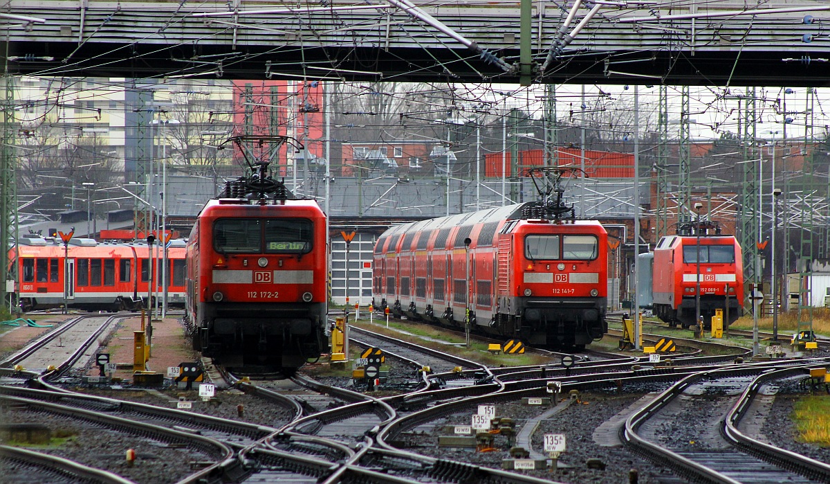 Blick aus dem Hbf auf die Abstellgruppe am Bw L�beck, 6112 172 und 141 sowie die 6152 069 sind dort abgestellt. L�beck 12.12.2015