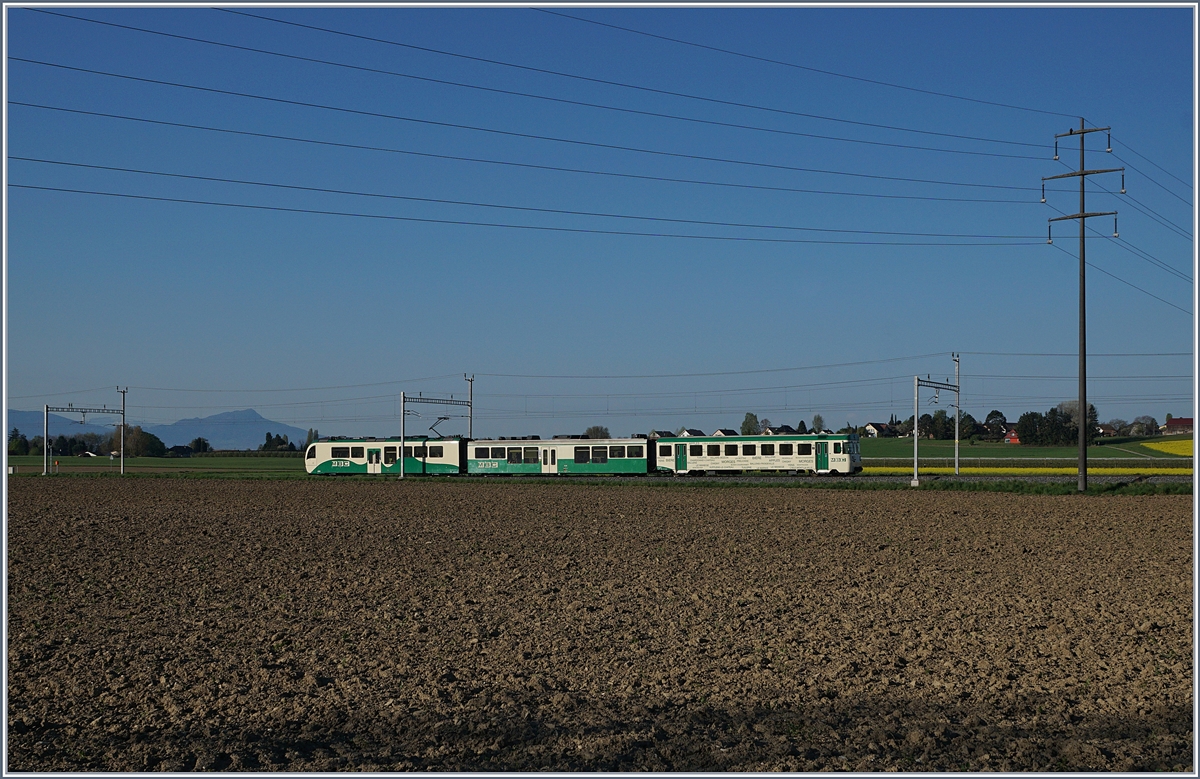 Blick übers flache Land: ein BAM MBC Regionalzug in Chigny. 
10.04.2017