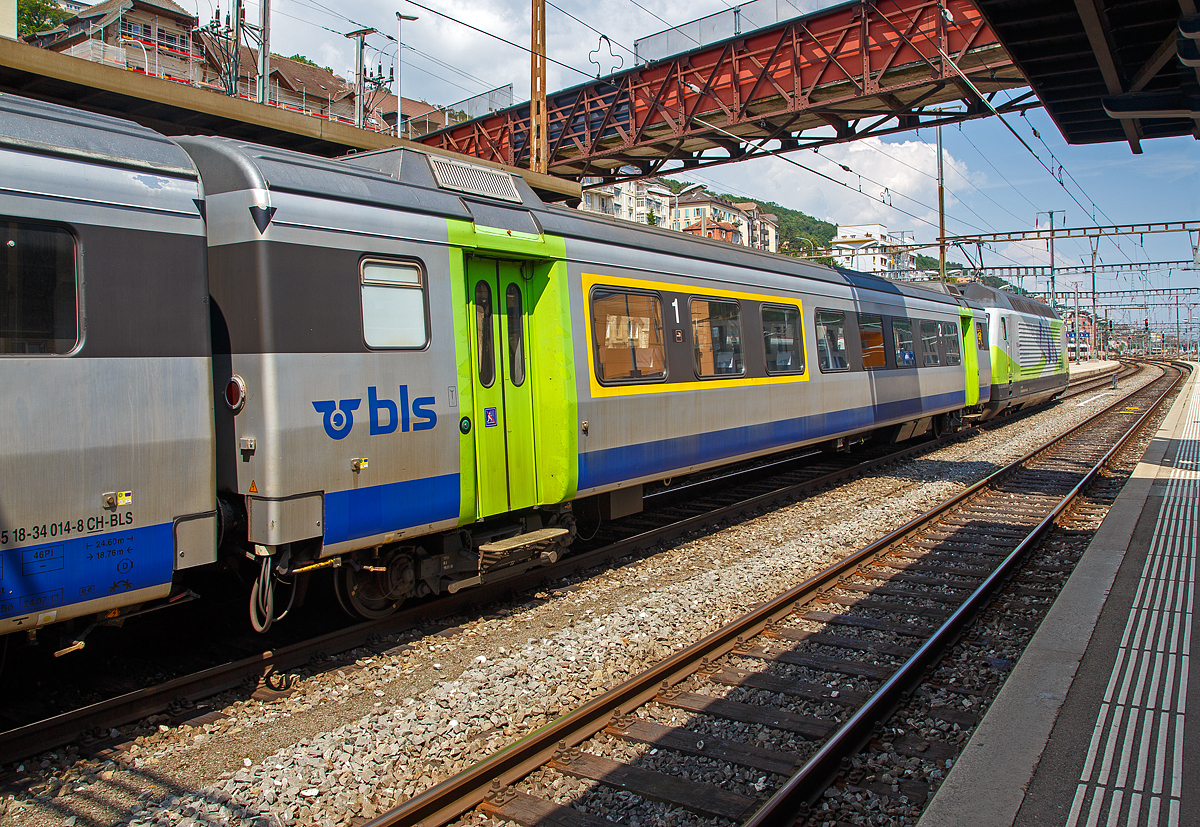 
BLS 1. und 2. Klasse Endwagen ABS 50 85 81 – 34 008-2 CH BLS ein Einheitswagen III (EW III) eingereiht am 18.05.2018 in einem BLS EWIII -  Pendelzug im Bahnhof Neuchâtel.

Die Einheitswagen III wurden 1972 bis 1975 gebaut und ab 1975 als Swiss Express mit der unverwechselbaren orange-hellgrauen Lackierung als Städteschnellzüge (heute InterCity) St. Gallen–Genève eingesetzt. Ihre Höchstgeschwindigkeit beträgt 140 km/h und sie waren konstruktiv für den Einsatz von Neigetechnik vorbereitet, die Seitenwände sind dafür auch nach oben hin einwärts geneigt gebaut worden. Sie waren die erste größere Serie klimatisierter Wagen in der Schweiz. Die 29 bis 30 Tonnen schweren Wagen erwiesen sich trotz dieser modernen Merkmale im täglichen Einsatz jedoch als nicht zufriedenstellend.

Es wurden insgesamt 72 Wagen gebaut. Die verbliebenen 57 Wagen wurden per Fahrplanwechsel 2004 an die BLS Lötschbergbahn verkauft und danach im Innenraum modernisiert. Die BLS ließ noch je zwei A-Wagen zu Zweitklasse-Steuerwagen und zu Endwagen umbauen. Somit existieren insgesamt neun Steuerwagen. Bis Dezember 2004 waren alle Wagen in den neuen BLS-Farben lackiert worden und seither werden sie im RegioExpressverkehr Bern–Langnau–Luzern und Bern–Neuchâtel eingesetzt. Im Gegenzug kauften die SBB die Einheitswagen IV der BLS. Von 2004 bis 2010 trugen die Wagen BLS-UIC-Nummern (50 63 …), seither tragen sie TSI-Nummern mit dem Landescode 85, die nicht umgebauten Fahrzeuge haben dabei wieder ihre alten Nummern erhalten. 

Ein sechsteilige Pendelzug- Komposition bietet 320 bis 343 Sitzplätze, die Wagenübergänge sind dabei stufenlos begehbar. Geschwindigkeiten von bis zu 140 km/h garantieren zudem attraktive Fahrzeiten.

TECHNISCHE DATEN:
Spurweite: 1.435 mm (Normalspur)
Wagenlänge über Puffer:  24.600 mm
Drehzapfenabstand: 18.760 mm
Eigengewicht: 29 t
Sitzplätze: 17 in der 1. Klasse und 29 in der 2. Klasse
Besonderheit: Fahrradabteil