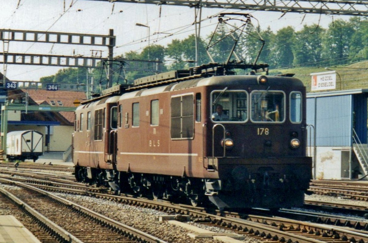 BLS 178 rangiert am 24 Juli 2000 in Spiez.