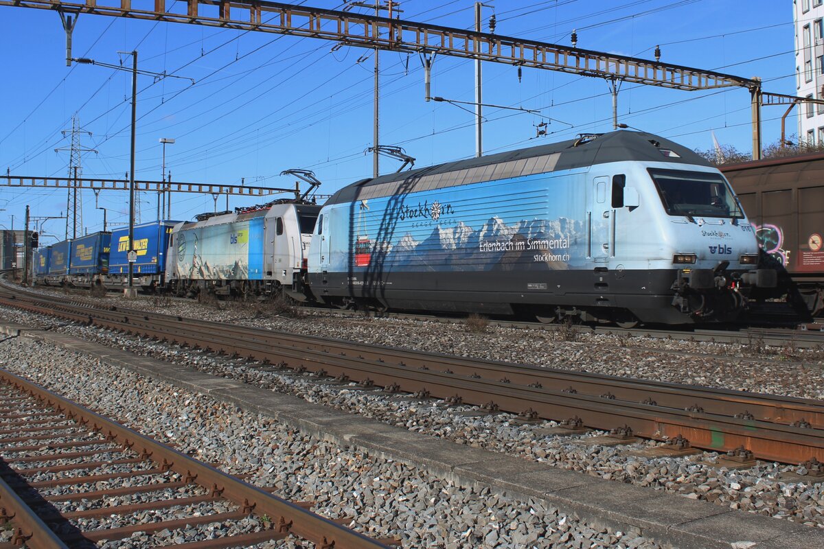 BLS 465 016 schleppt am 13 Februar 2024 ein TRAXX und ein KLV durch Pratteln auf den weg ins Lötschberg-gebiet.