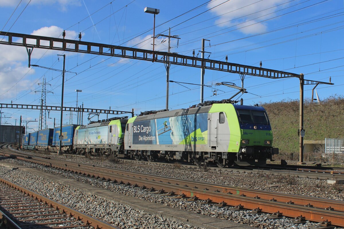 BLS 485 018 zieht ein LKW Walter KLV durch Pratteln am 13 Februar 2024.