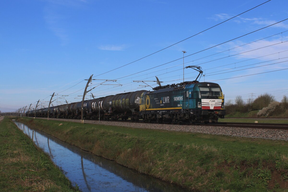 BLS Cargo X4E-717 tragt ein Werbung f�r LWR (Locomotieven werkplaats Rotterdam -LokBw Rotterdam) und wird samt Trecate-Kesselwagenzug am 14 M�rz 2024 auf den Weg nach Italien bei Valburg gesichtet.