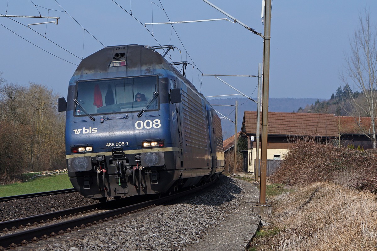 BLS: Gleich drei verschiedene Motive des selben Zuges vom gleichen Fotostandort aus. Die Aufnahme des BLS-Güterzuges mit einer blauen Re 465-Doppeltraktion entstand am 18. März 2015 bei Murgenthal. An der Spitze des Güterzuges war die 465 008-1 engereiht.
Foto: Walter Ruetsch 