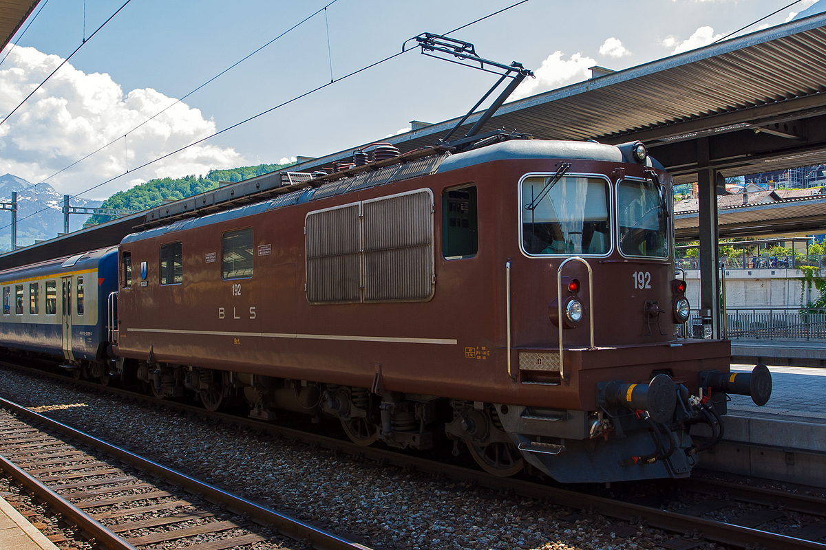 BLS Re 4/4 - 192  Spiez  (Re 425) mit einem Regionalzug im Bahnhof Spiez am 28.05.2012. 

Die Lok ist aus der letzten Bauserie und wurde 1982 bei SLM unter der Fabriknummer 5224 gebaut. 

Die Lok haben die Achsformel Bo'Bo' und haben eine Länge über Puffer von 15.470 mm, ein Eigengewicht von 80 t, die Leistung von 4.980 kW (6.770 PS) bringt sie auf eine Höchsgeschwindigkeit von 140 km/h.