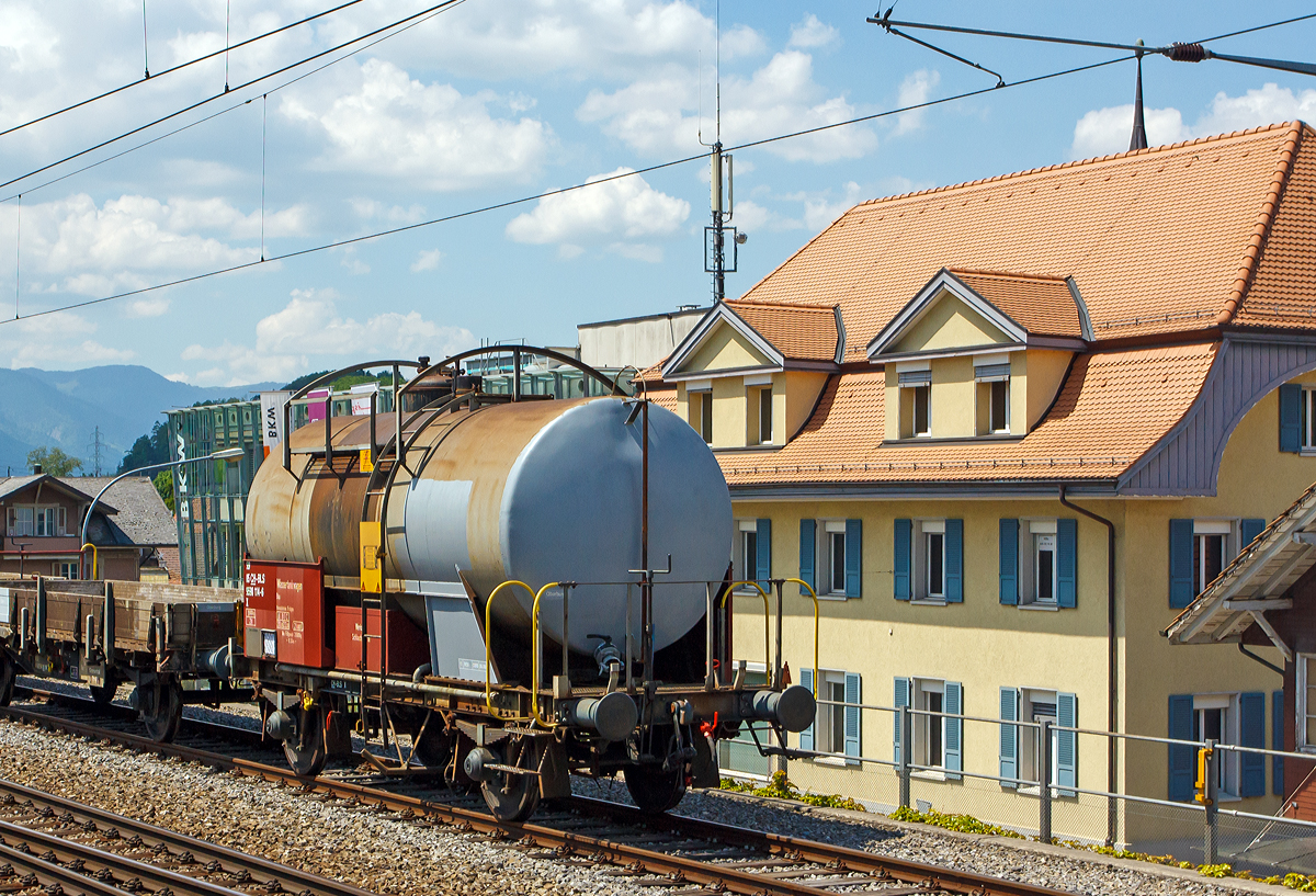 BLS Wassertankwagen Bau 99 85 CH-BLS 9590 114-6 X, abgestellt am 28.05.2012 beim Bahnhof Spiez (aufgenommen aus einfahrendem Zug).

Technische Daten:
Spurweite: 1.435 mm
Anzahl der Achsen: 2
L�nge �ber Puffer: 8.340 mm
Tankvolumen: 21.000 Liter