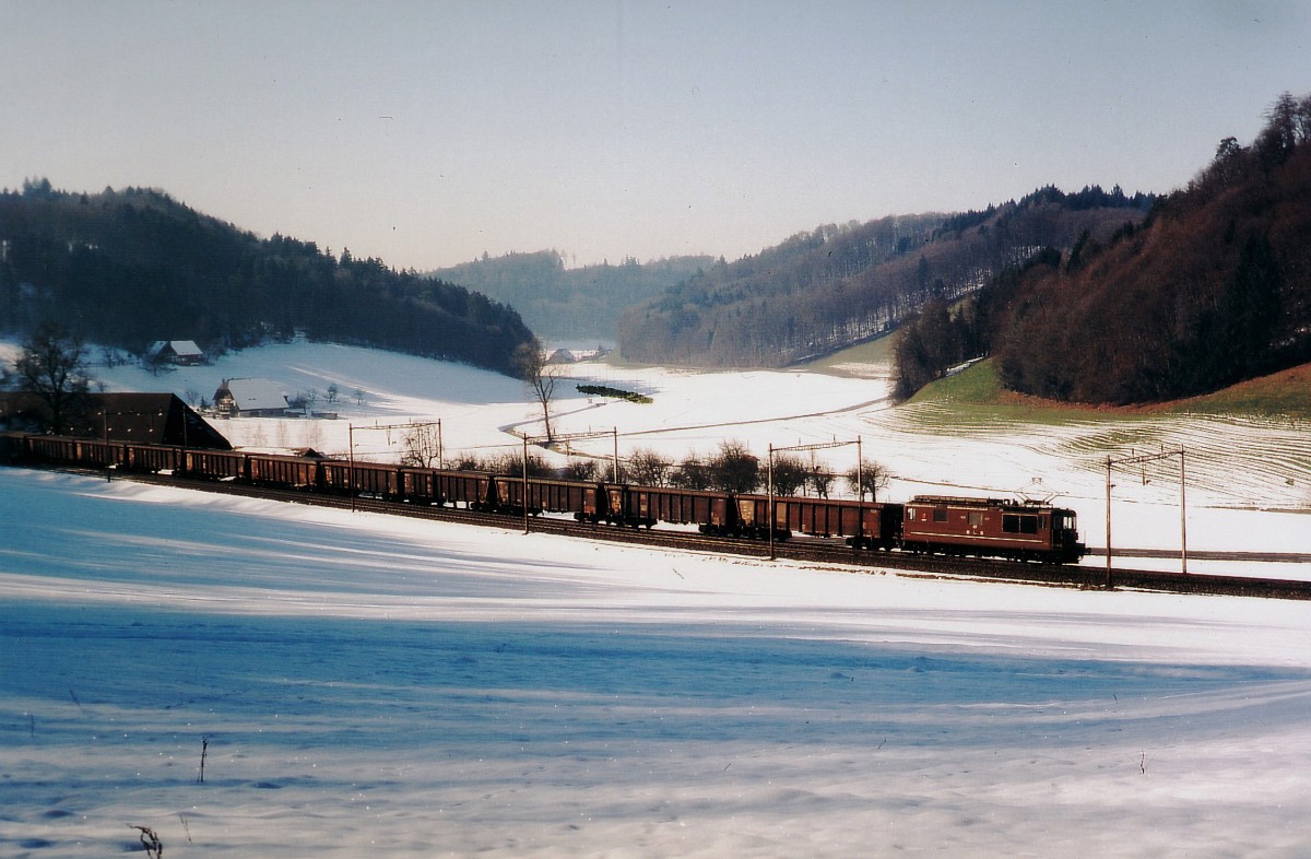 BLS: Winterstimmung vom Februar 2005 bei Wynigen mit einem BLS Güterzug im Gegenlicht, geführt von einer Re 425.
Foto: Walter Ruetsch 