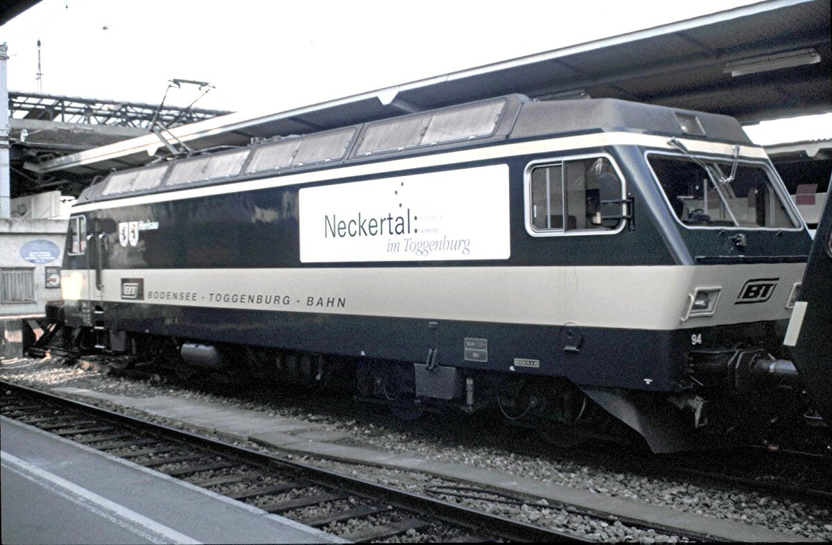 BT (Bodensee-Toggenburg Bahn) Re 4/4 Nr.94 in Romannshorn am 17.03.1999. Nach der Fusion jetzt SOB.