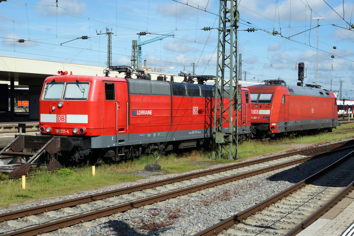 BTE/DB: In Basel Badischer Bahnhof konnten am Freitag den 20. Mai 2016 drei verschiedene abgestellte Altbauloks der DB verewigt werden.
Dabei handelte es sich um die eher seltene 110 491-8 von Bahn Touristik Express, ehemals DB, die 111 095 (ohne N-Wagen ?) sowie die 181 211-4. Da leider bei solchen speziellen Situationen die Motivwahl für Aufnahmen sehr beschränkt ist, handelt es sich hier um nicht alltägliche Dokumentationen!.
Foto: Walter Ruetsch  