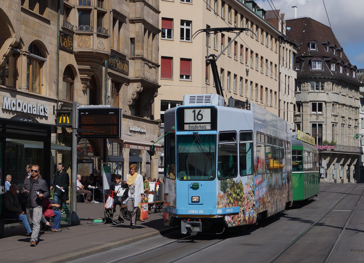 BVB: Be 4/4 494 + B der Linie 16 bei der Haltestelle Rathausplatz am 5. Mai 2017.
Foto: Walter Ruetsch