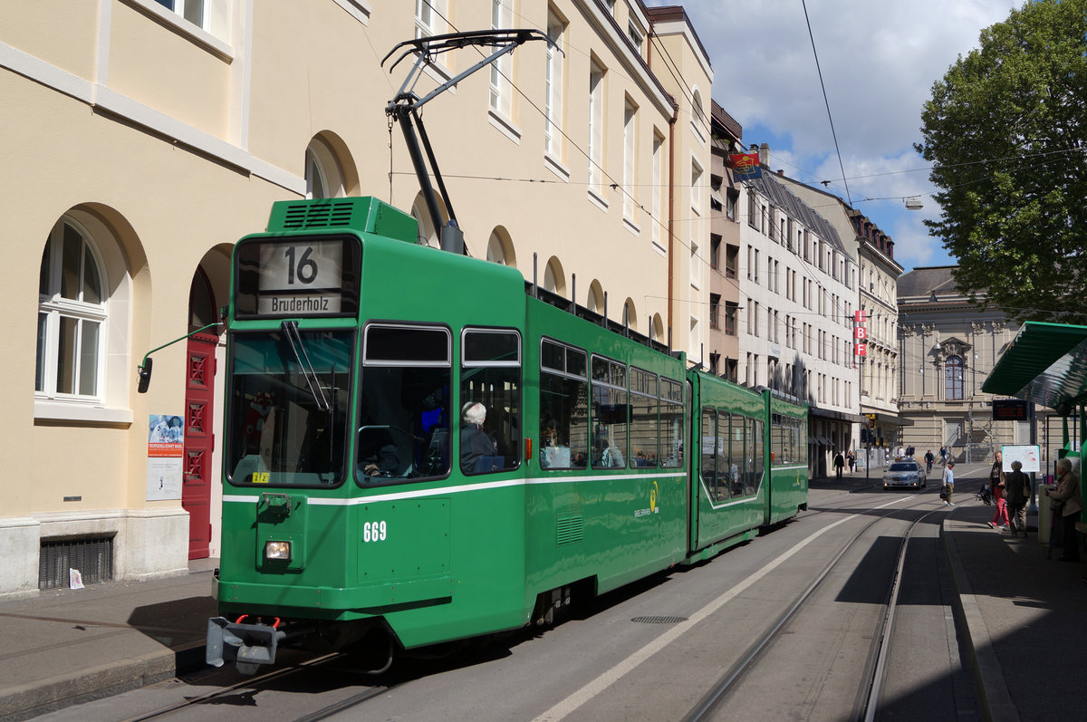 BVB: Be 4/6 669 der Linie 16 auf der Fahrt zum Endhalt Bruderholz am 5. Mai 2017.
Foto: Walter Ruetsch