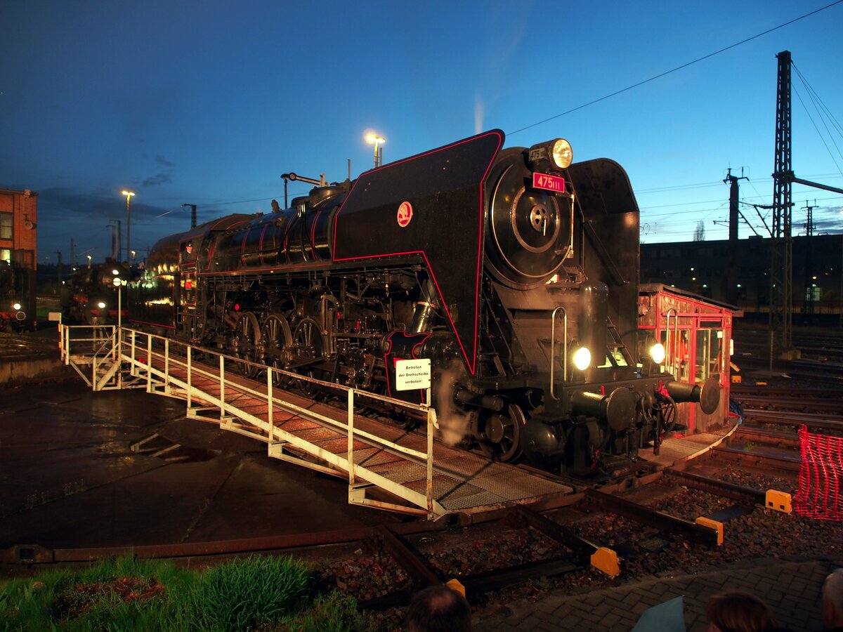 CD 475 111 bei der Nachtfotoparade im Bw Dresden Altstadt beim 8. Dampfloktreffen am 15.04.2016.