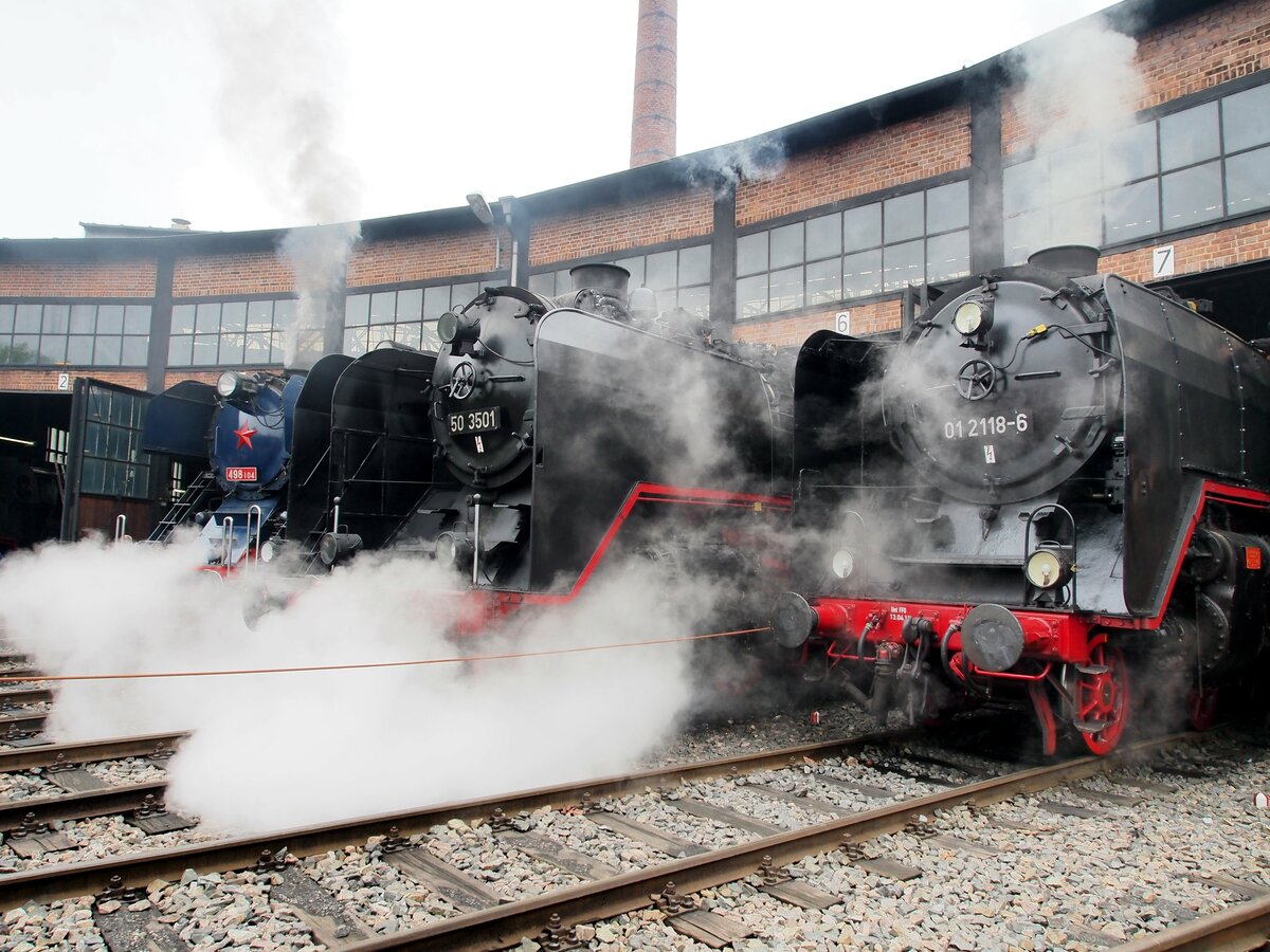 CD 498 104 und 50 3501 und und 01 2118-6 im Lokschuppen beim 8, Dampfloktreffen in Dresden Alttadt am 15.04.2016.